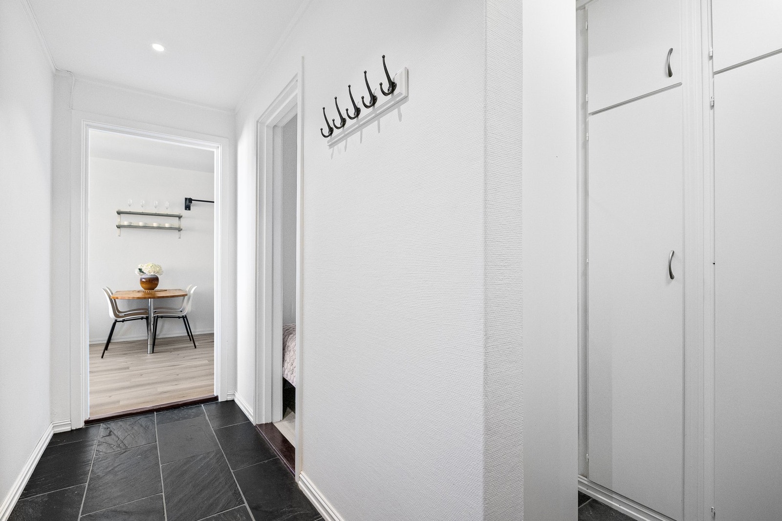 Fra gangen sett inn mot stuen. Det er godt med lagringsplass i skapene i gangen og i kjellerboden. Galleribilde