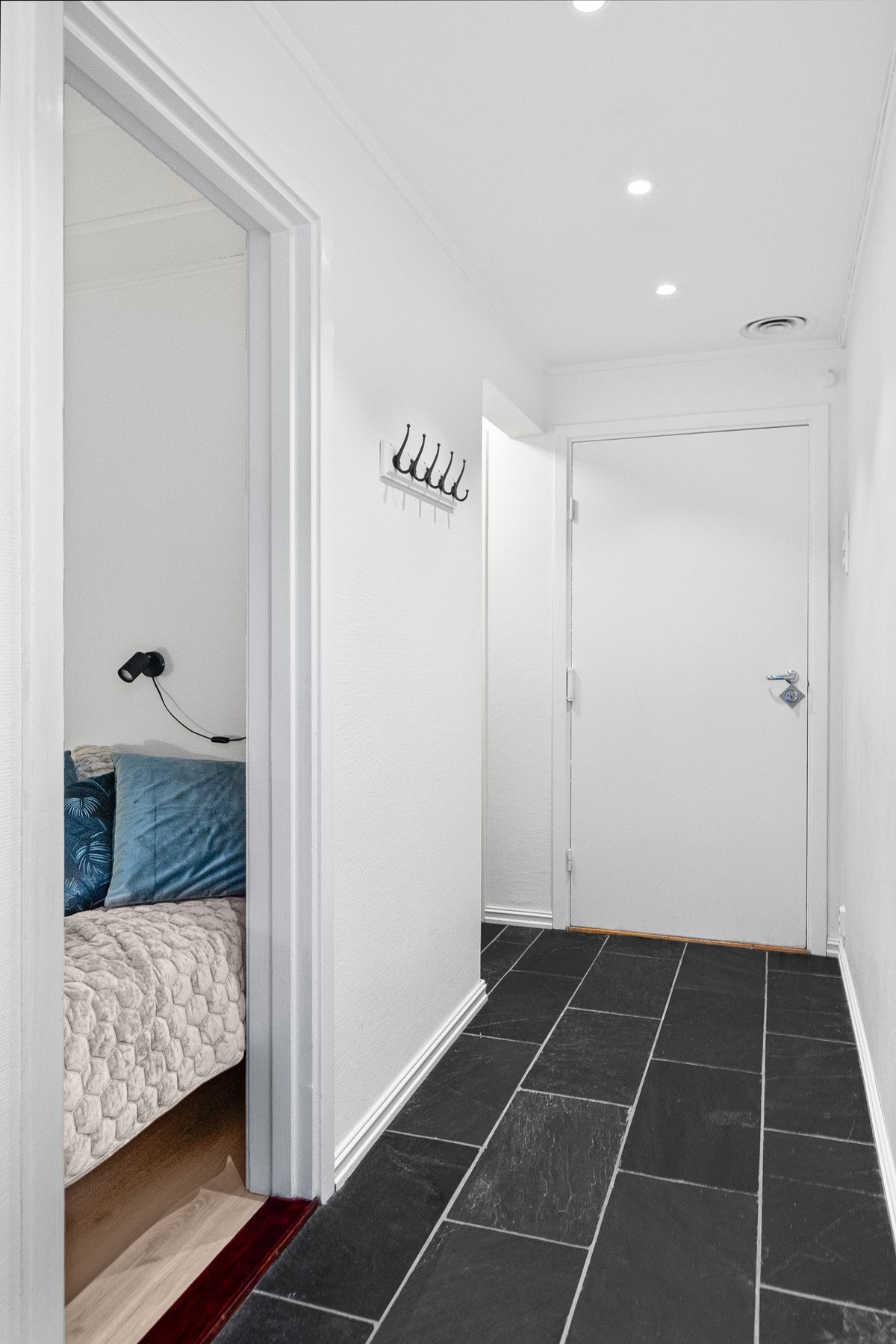 Gangen sett mot inngangsdøren. 4 nye spotter montert i taket. Galleribilde