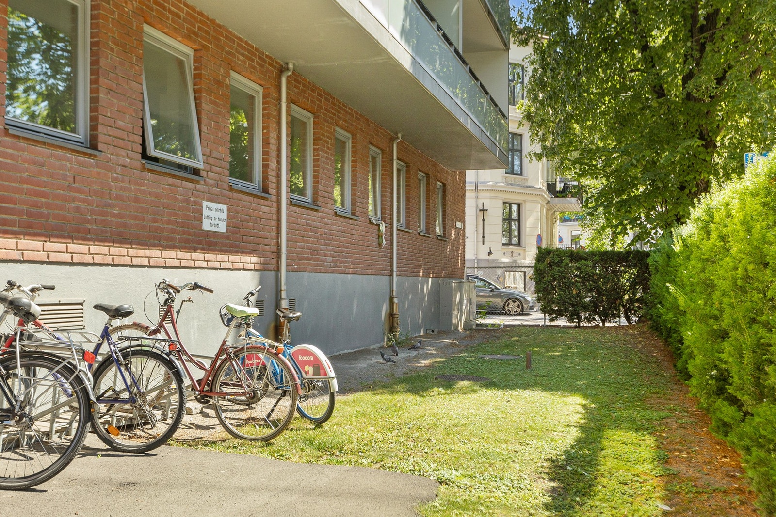 Sykkelparkering rett utenfor inngangsdøren. Galleribilde