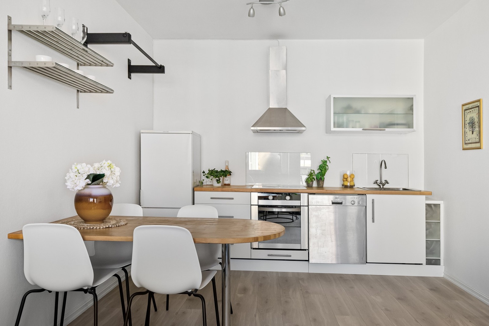 Alt av hvitevarer på kjøkkenet medfølger . Galleribilde