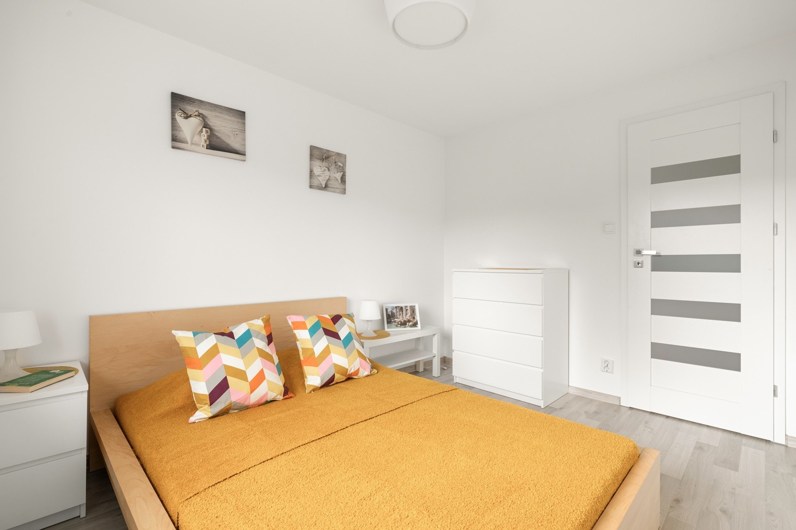 Stor plass til dobbeltseng, garderobeskap og annet ønskelig møblement. Galleribilde