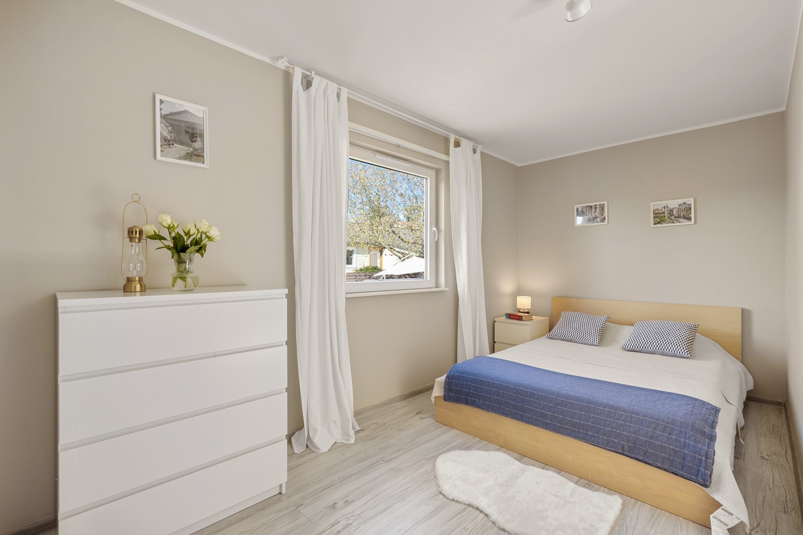 God plass til dobbeltseng, garderobeskap og annet ønskelig møblement. Galleribilde