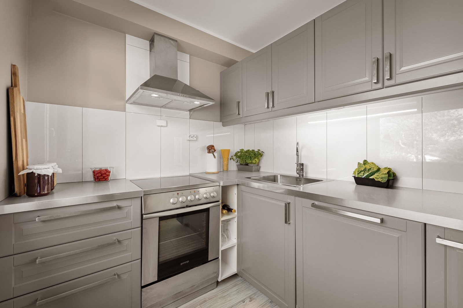 God skap og benkplass. Galleribilde