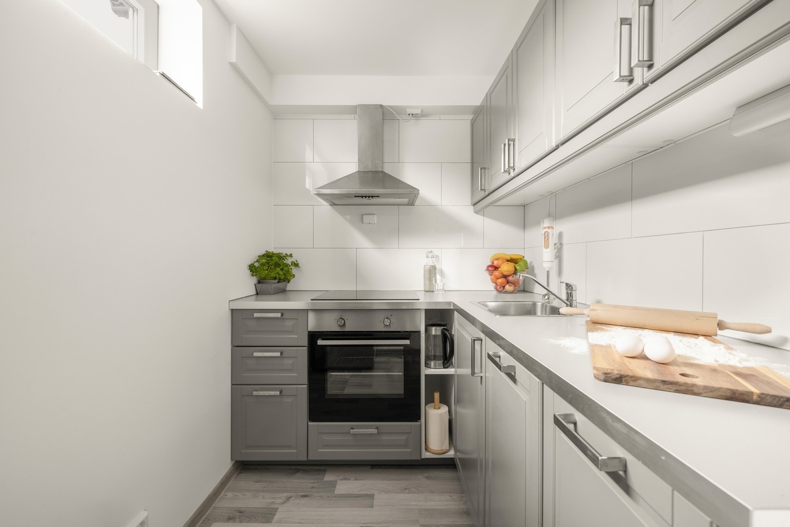 Kjøkkeninnredning med profilerte fronter og laminat benkeplate med nedfelt vask av stål. Galleribilde