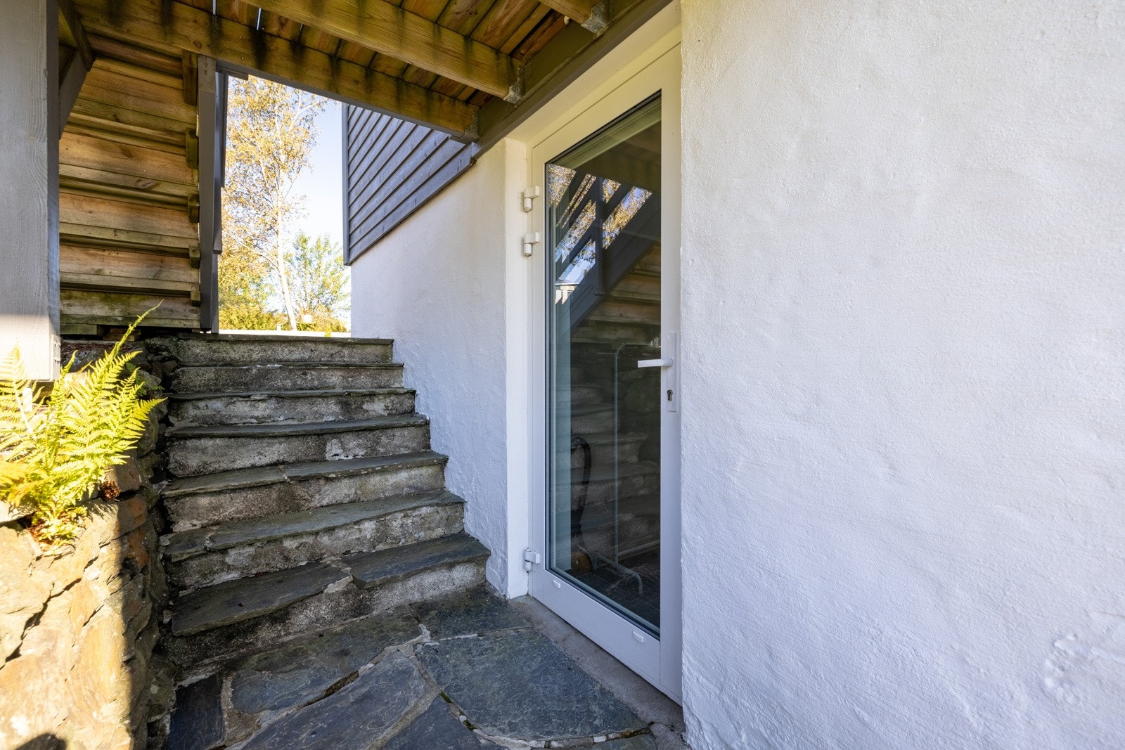 Begge etasjer har eget inngangsparti. Galleribilde