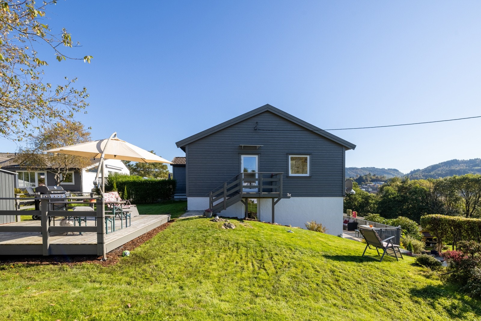 Boligen har stor gressplen hvor det er mulig å drive med diverse hageleker. Galleribilde