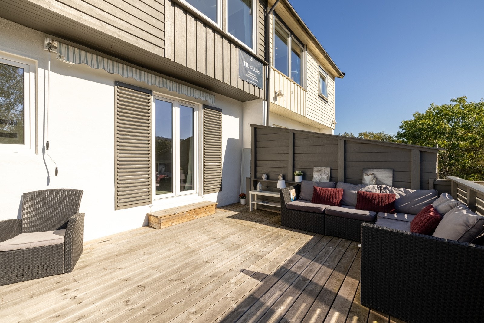 God plass til å innrede med forskjellig hagemøbel. Galleribilde