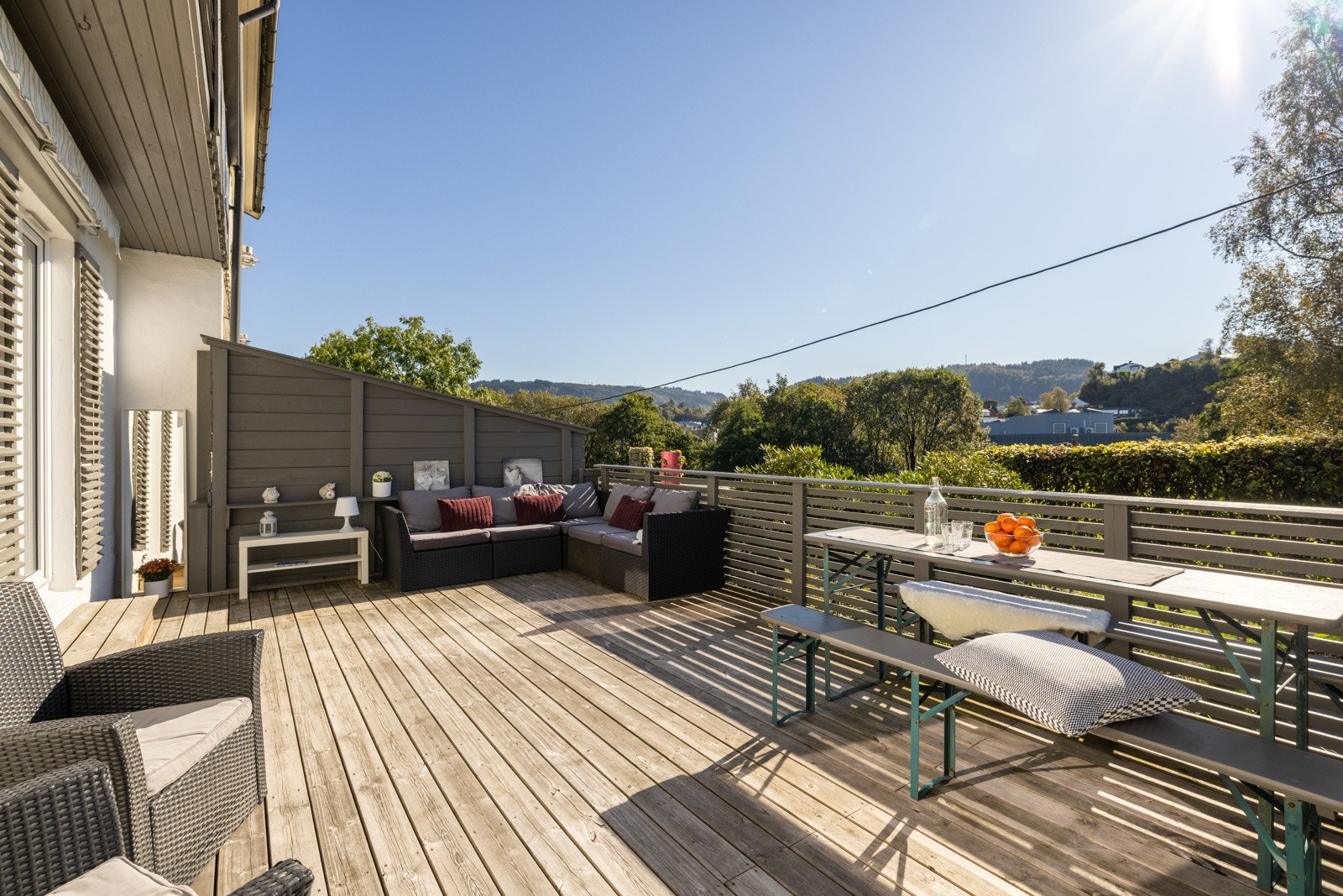 Boligen befinner seg i et rolig og etablert nabolag, med nærhet til det meste. Galleribilde