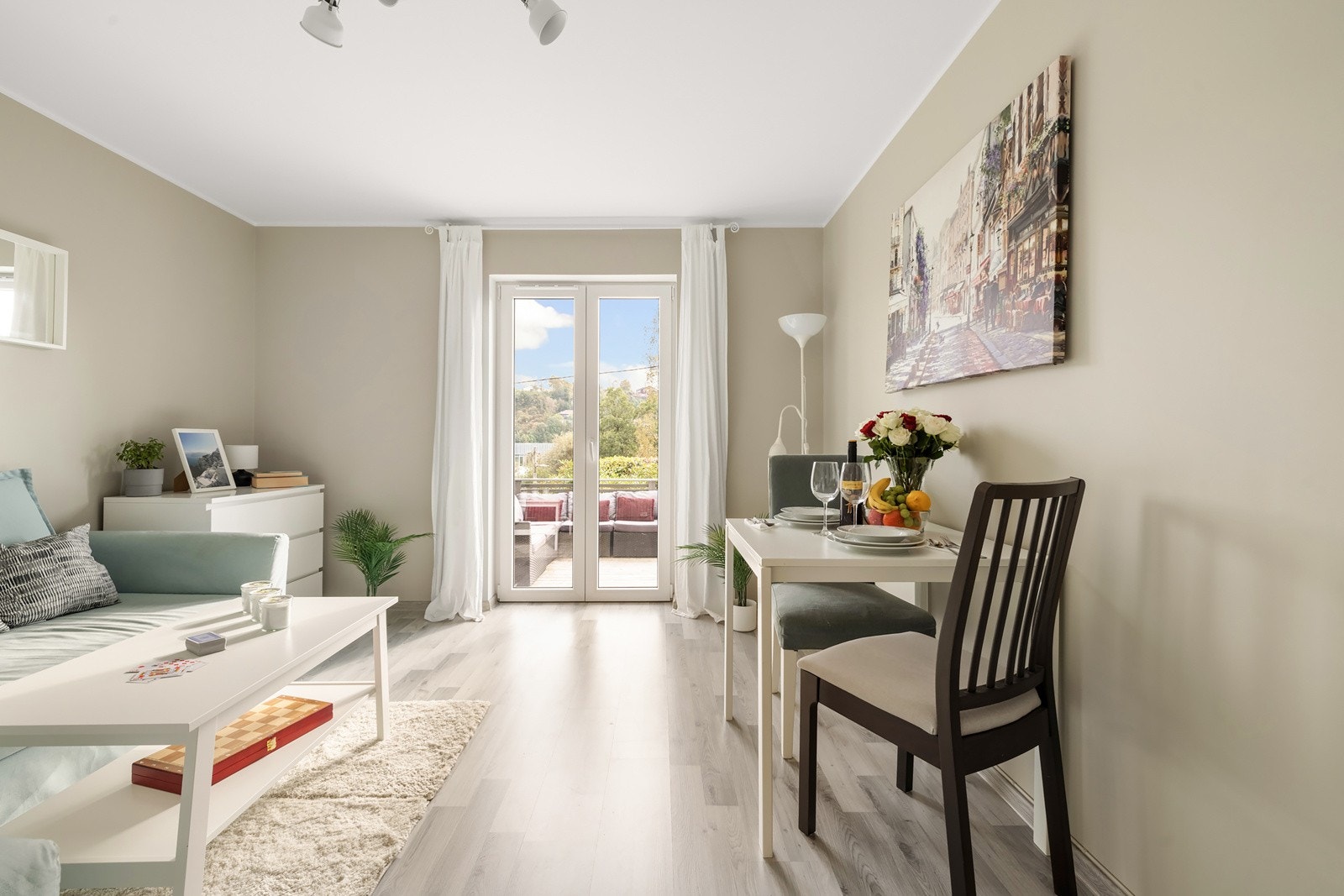 Utgang til en av boligens terrasser fra stuen. Galleribilde