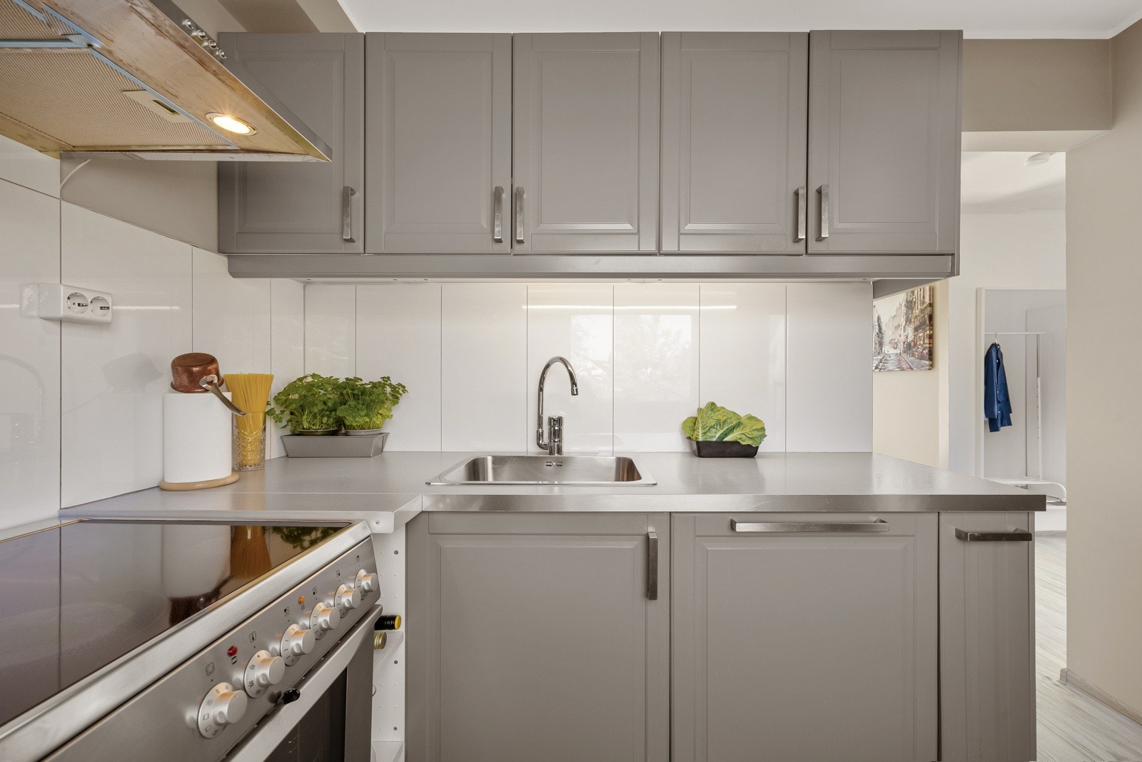 Kjøkkeninnredning med profilerte fronter og laminat benkeplate med nedfelt vask av stål. Galleribilde