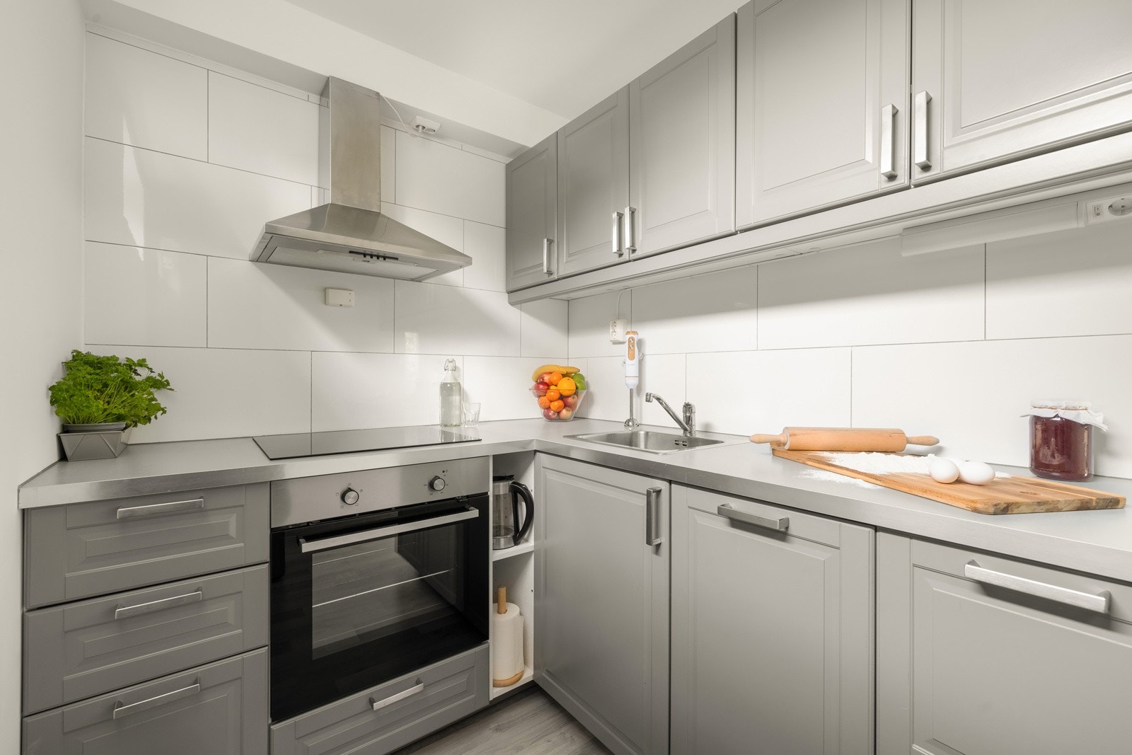 Av integrerte hvitevarer er det stekeovn, platetopp og vaskemaskin. Det er også plass til kjøleskap og veggmontert ventilator. Galleribilde