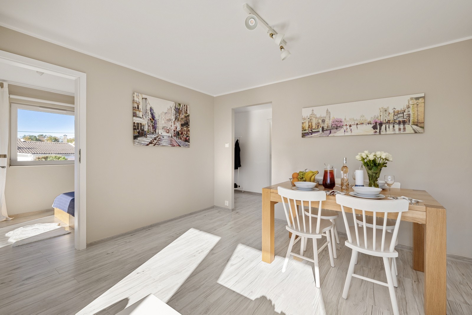 Inngang til etasjens største soverom fra stuen. Galleribilde