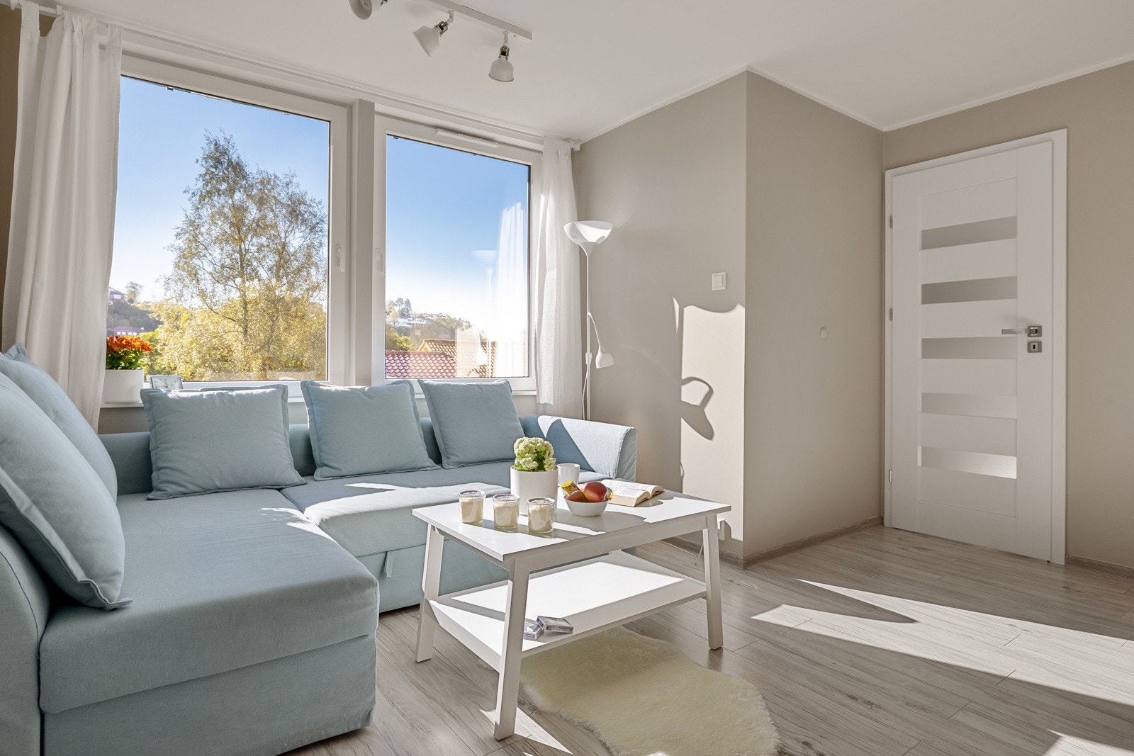 Store vinduer som slipper inn rikelig med naturlig lys. Galleribilde