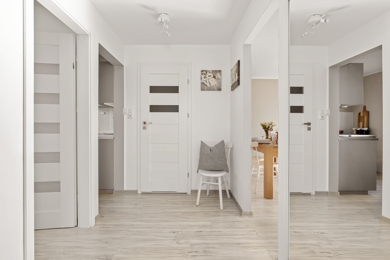 Fra entréen kan du ta deg videre til ett av etasjens soverom, badet, kjøkkenet og stuen. Galleribilde