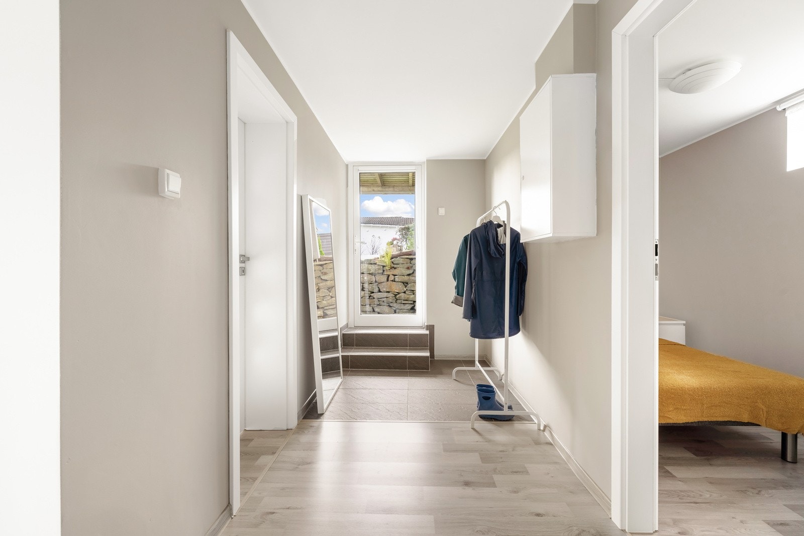 Som i første etasje er det lys laminat i gulv og slette vegger malt i en behagelig fargetone. Galleribilde