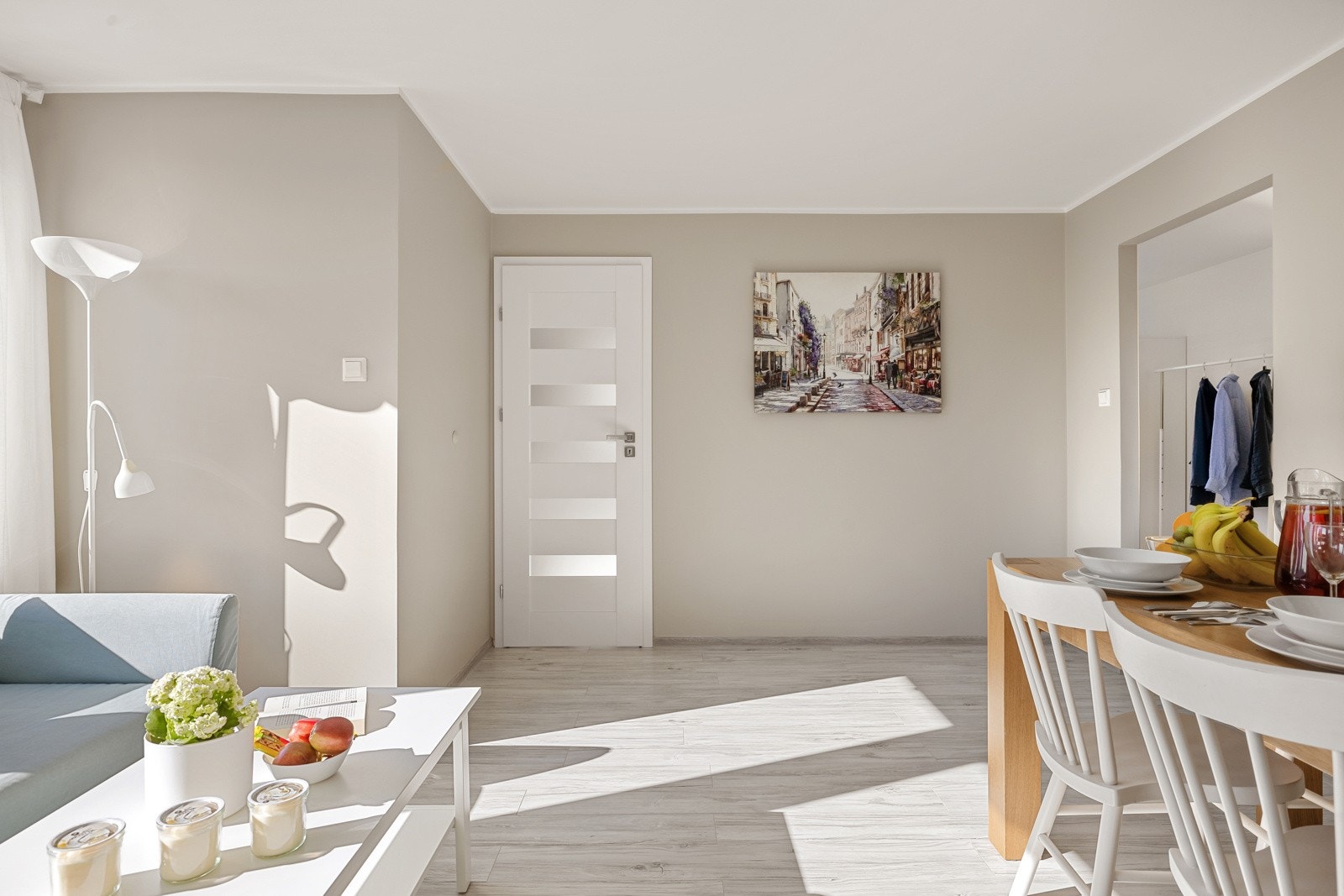 Lys laminat i gulv og slette vegger og himling malt i en behagelig fargetone. Galleribilde