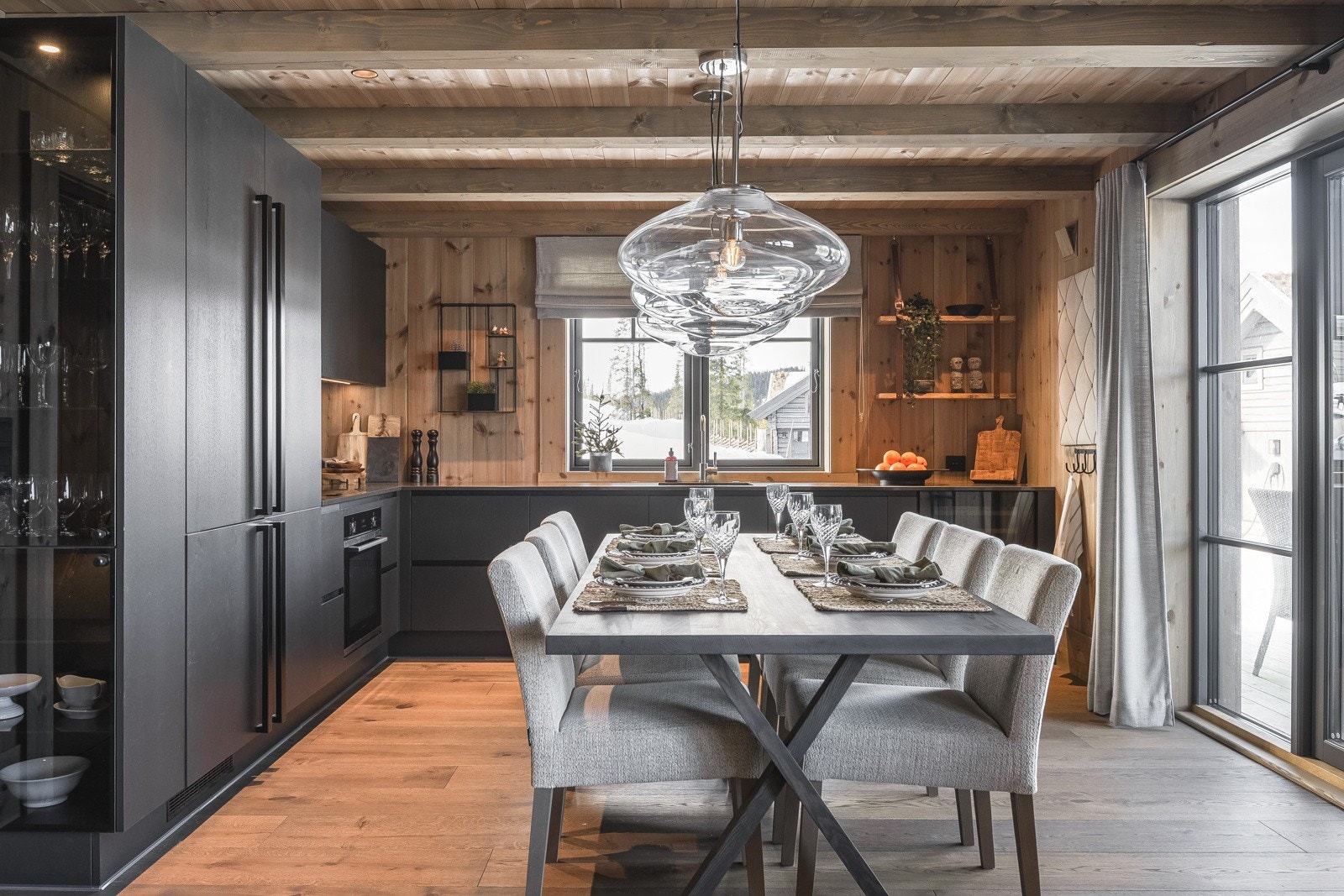 Kjøkkenet er lekkert utstyrt med mørk innredning med sort benkeplate i kvartskompositt. Galleribilde