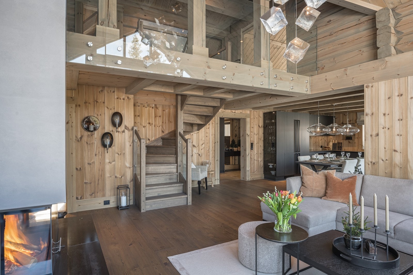 Hytta har en imponerede takhøyde i stuen! Galleribilde