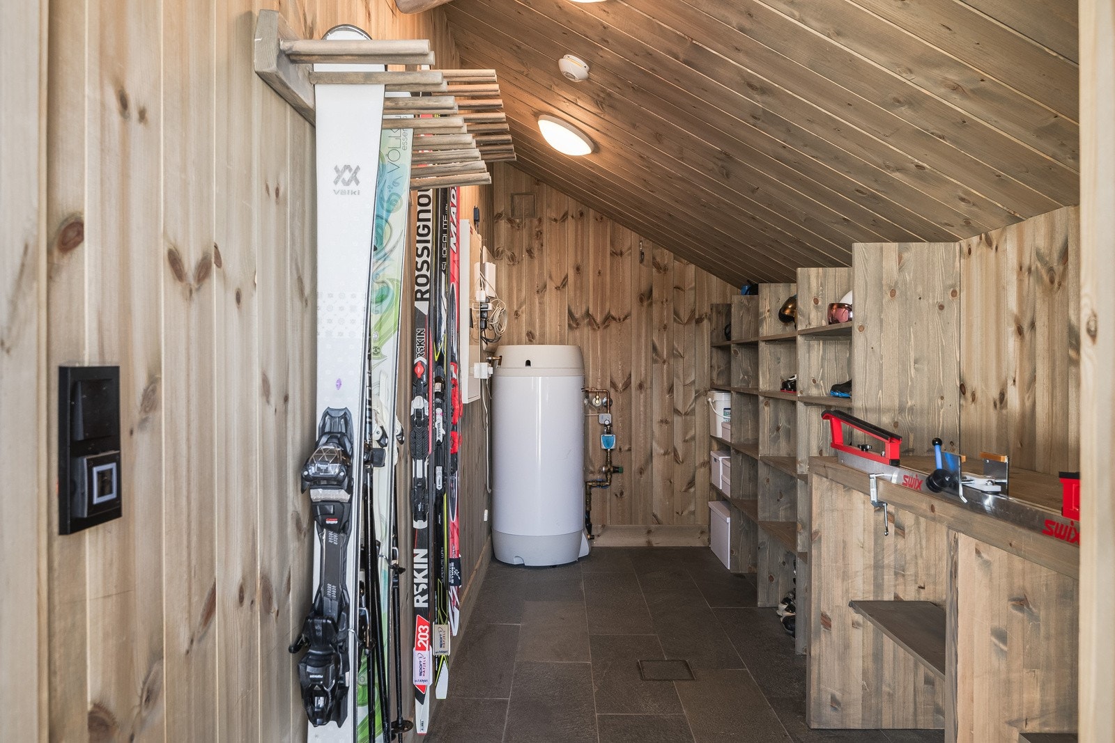 Meget praktisk innredet skibod i tilknytning til inngangspartiet Galleribilde