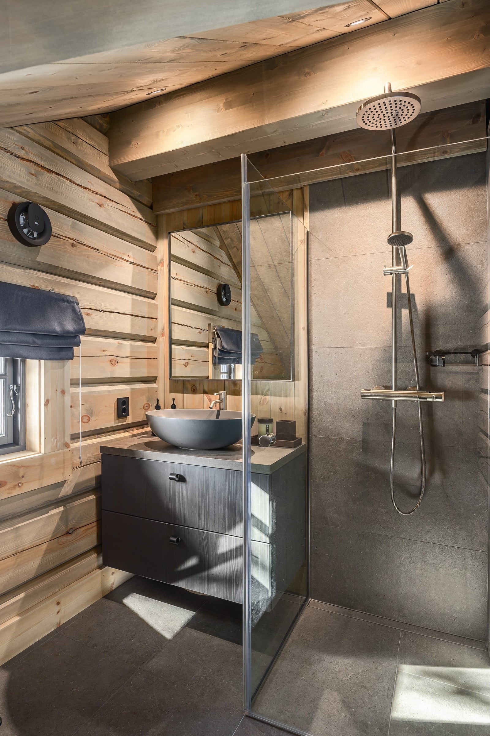 Lekkert baderom i andre etasje. Galleribilde