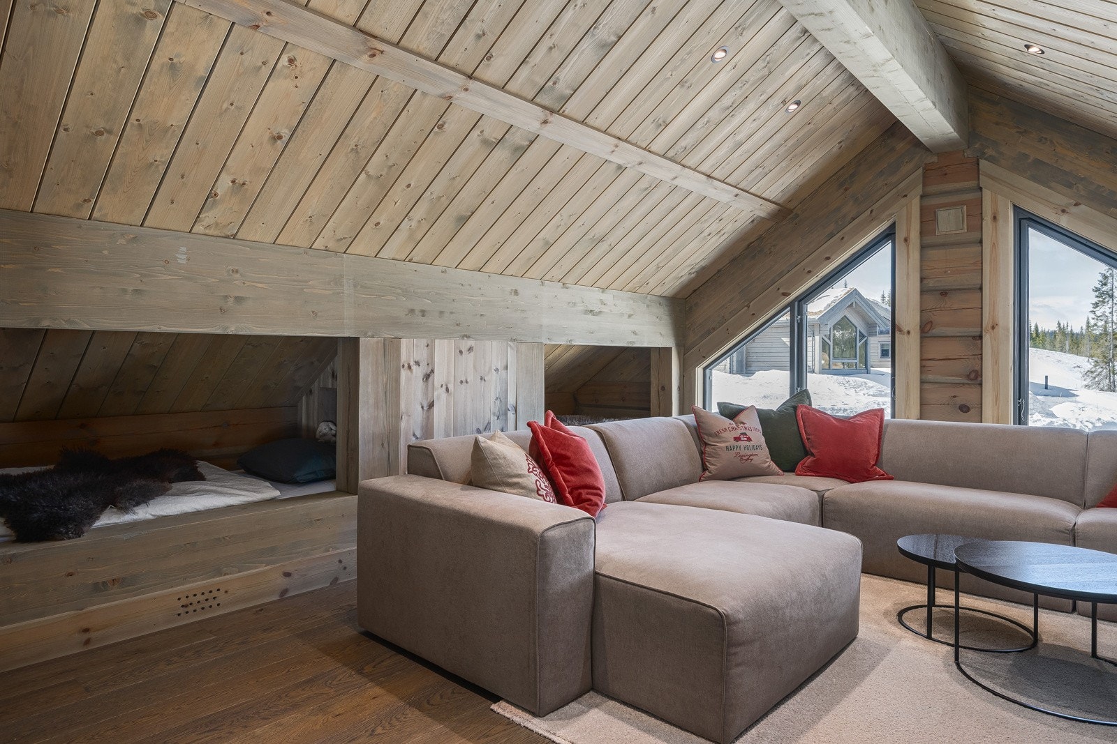 Tv-stuen har også koselige plassbyggede sovealkover. Disse har egen bokhylle, lademulighet og belysning. Galleribilde