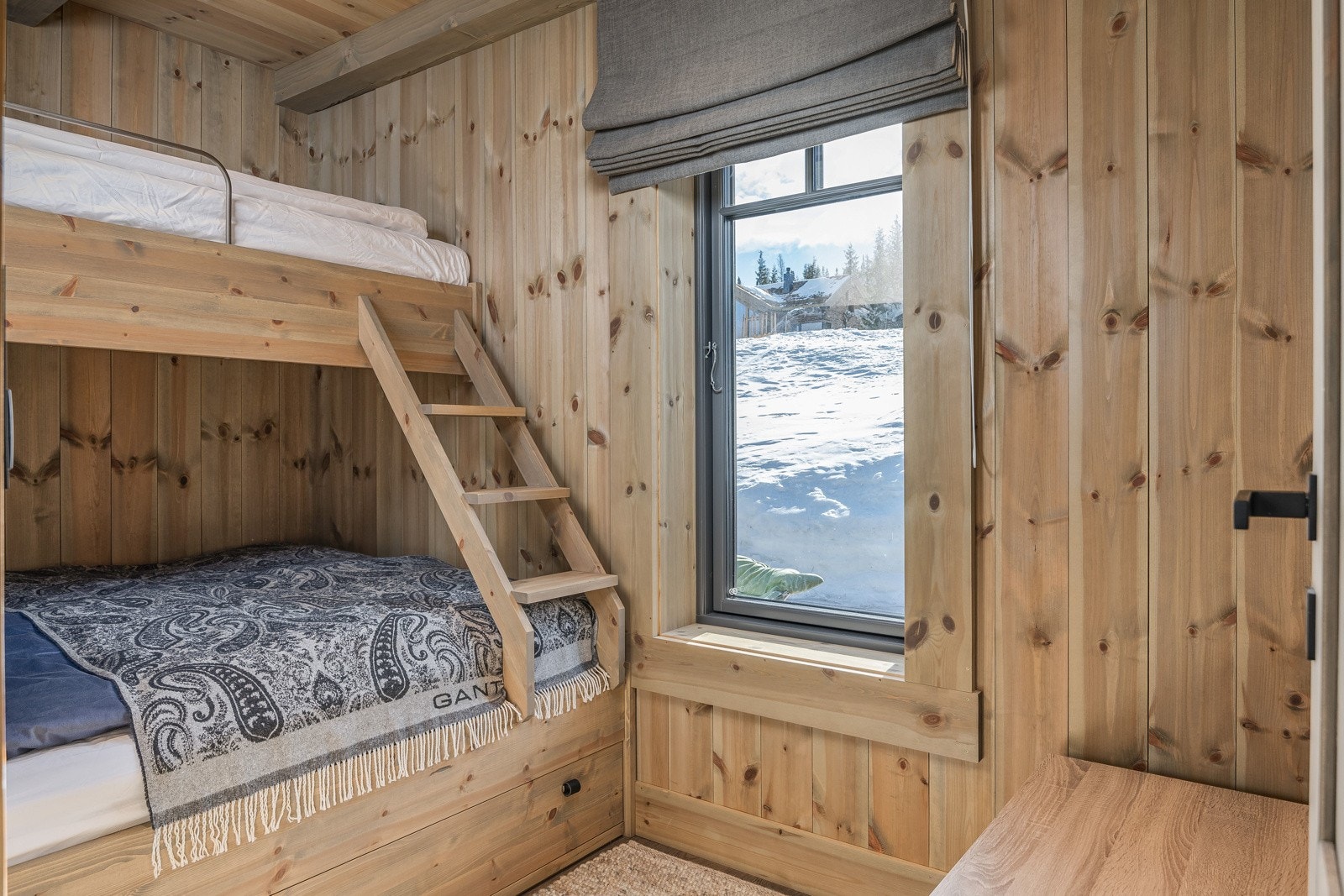 Soverom 2 i første etasje har en flott plassbygget familiekøye mded skuffer under. Galleribilde