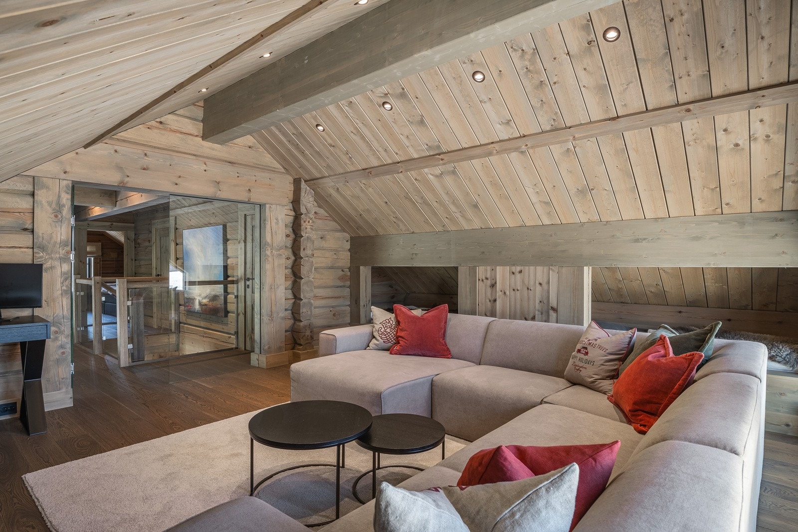 Lekker tv-stue for barn og voksne i andre etasje. Stuen er avlukket med lekre glassdører og har en nydelig utsikt mot vest! Galleribilde