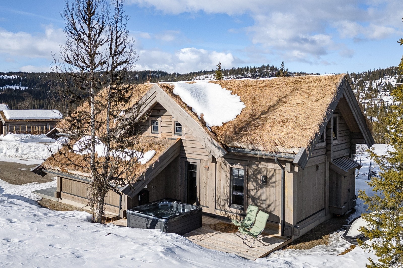 Hytta har en lun og god sydvendt terrasse, perfekt for ettermiddaskos. Her finner man også jacuzzien. Galleribilde