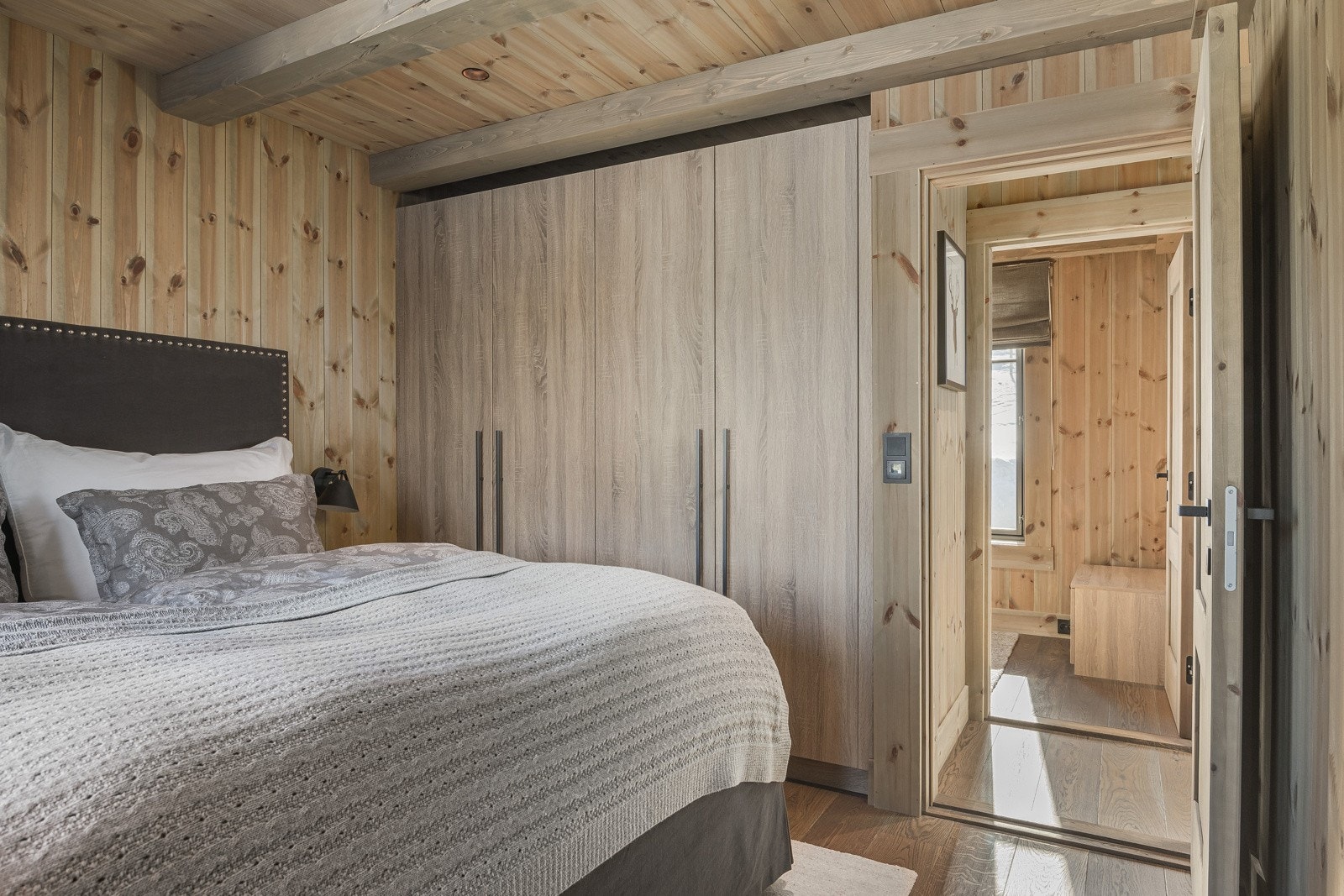 Hovedsoverommet har plassbyggede garderober. Galleribilde