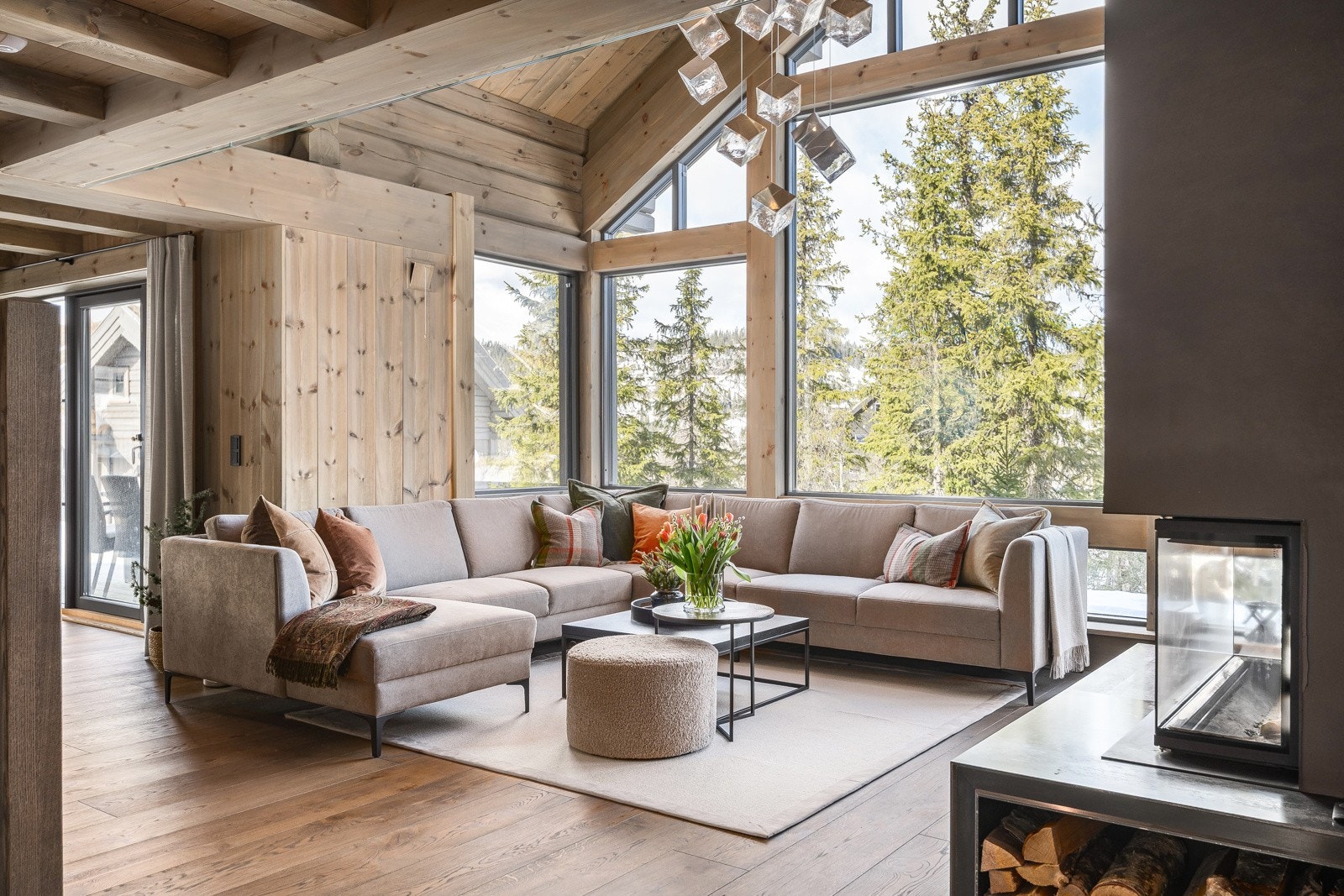 Hytta er oppgradert med en lekker peis fra tyske Brunner. Brunner er helt på topp hva gjelder varmeeffekt og design. Galleribilde