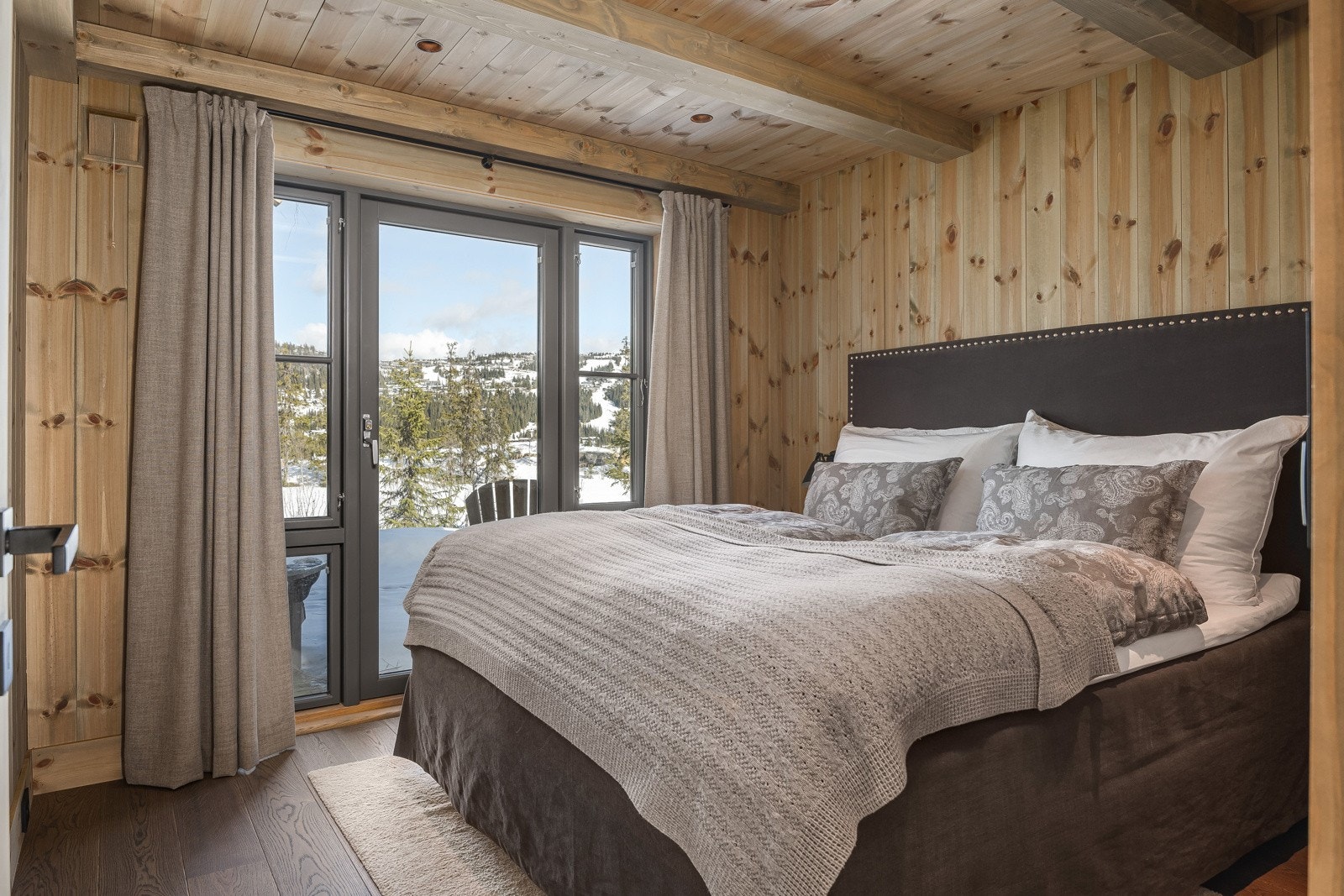 Lyst og romslig hovedsoverom Galleribilde