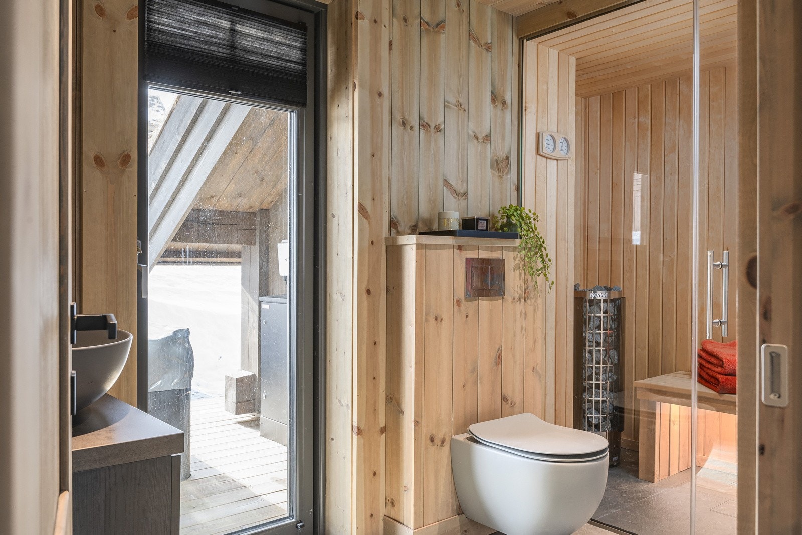 Lekkert hovedbad i første etasje med badstue og utgang til terrasse med jacuzzi. Galleribilde