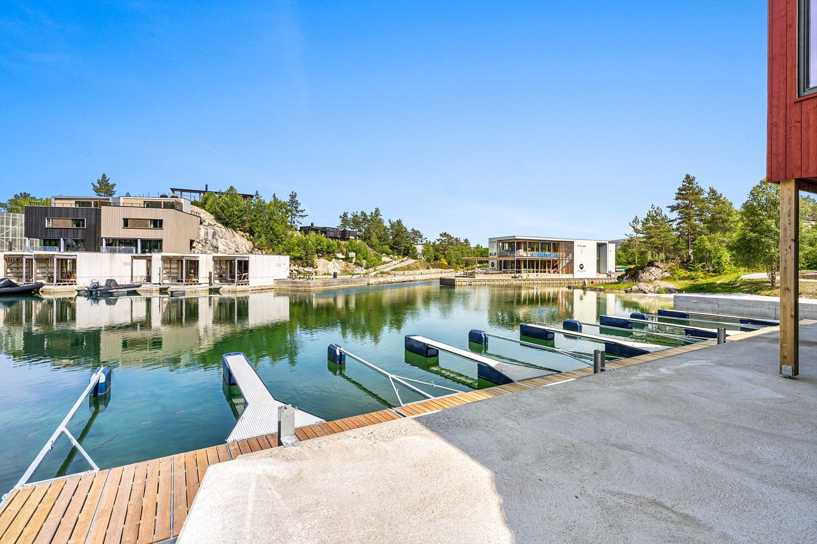 Tredekke på kai ett nivå ned for enkel adkomst til båtplassen Galleribilde