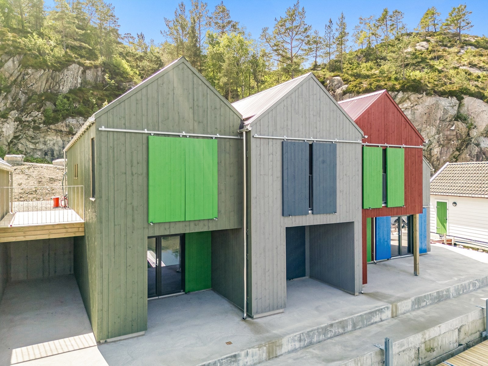 Areal under terrasse tilhørende naust 4A - grønt naust til høyre Galleribilde