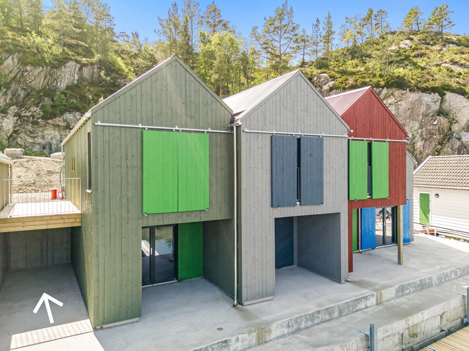 Areal under terrasse tilhørende naust 4A - grønt naust til høyre Galleribilde