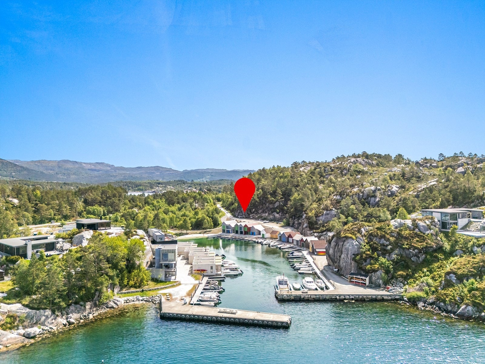 Port Steingard Brygge ligger i ei lun hamn, godt i le for bølger, vær og vind Galleribilde