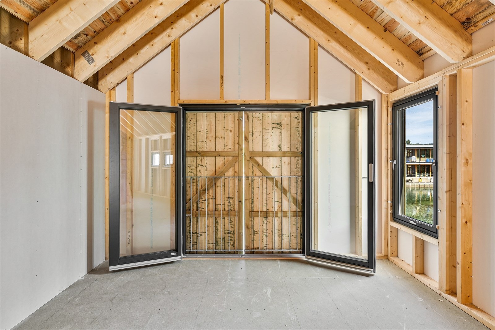 Naustdørene skyves til sides for å åpnes Galleribilde