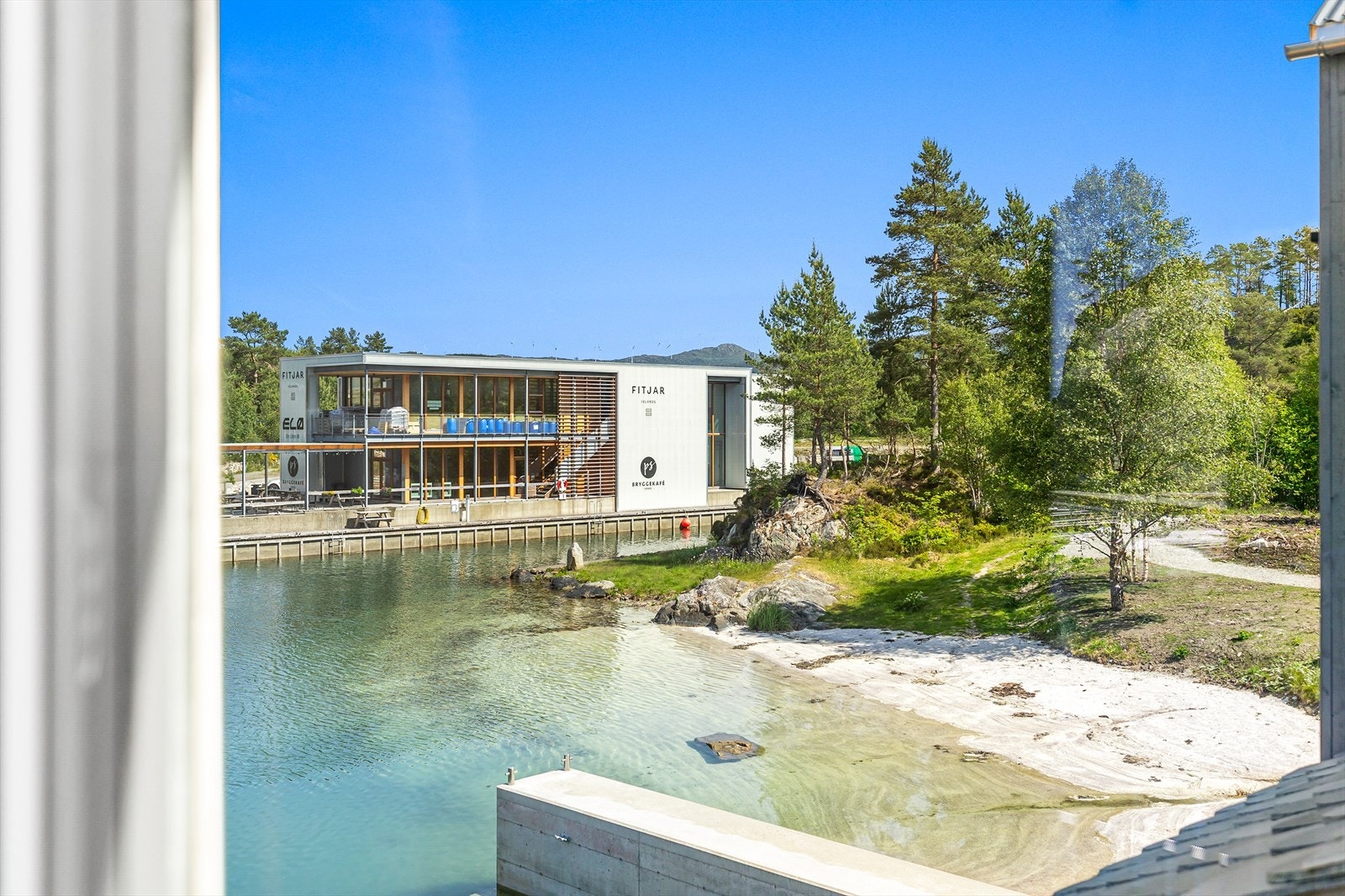 Populær og barnevennlig badestrand like ved naustene Galleribilde