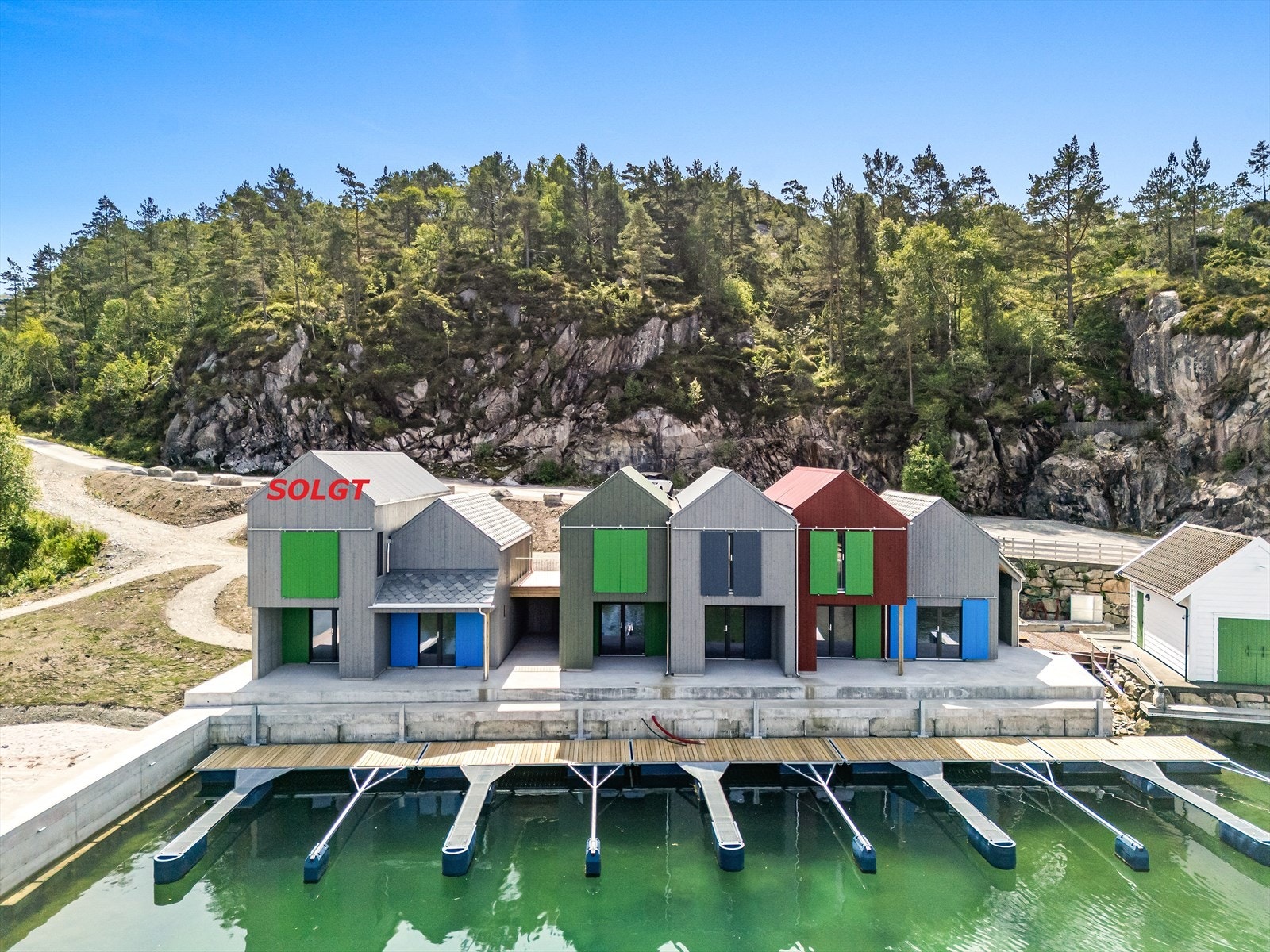 Alle naust får egen båtplass i front. Naust 6B i 2. etg er solgt. Galleribilde