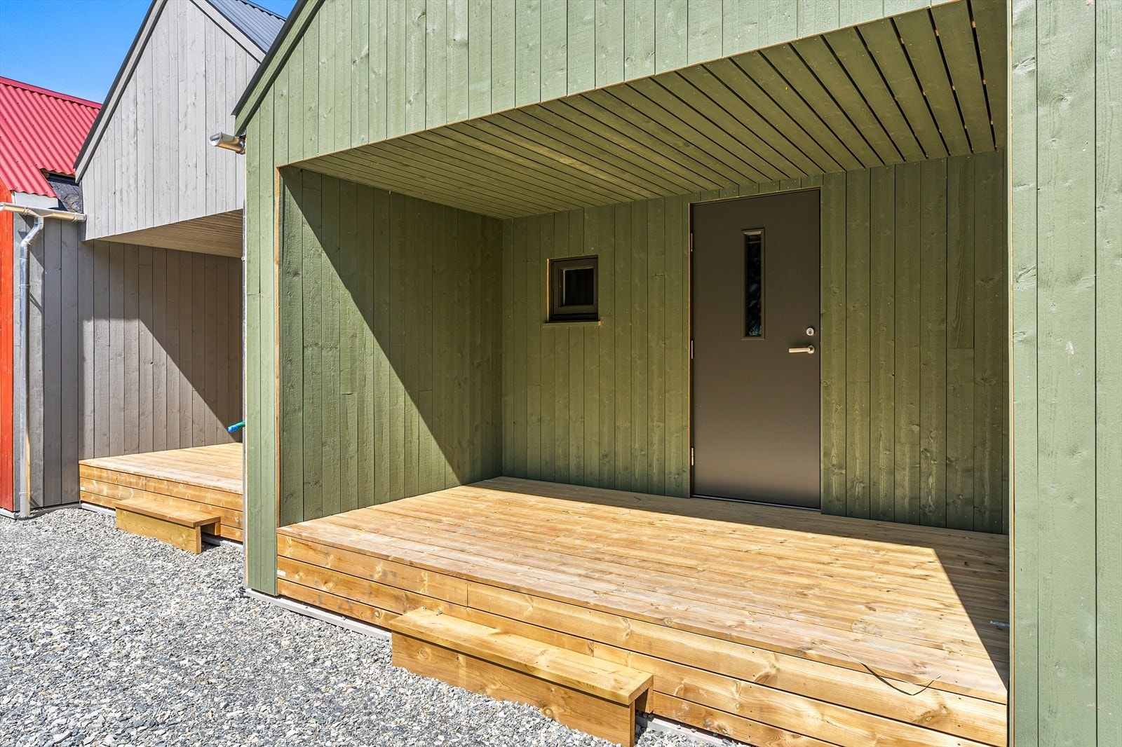 Naust i 2. etg. har overbygd inngangsparti med søvendt terrasse (bilde er av naust 4B) Galleribilde