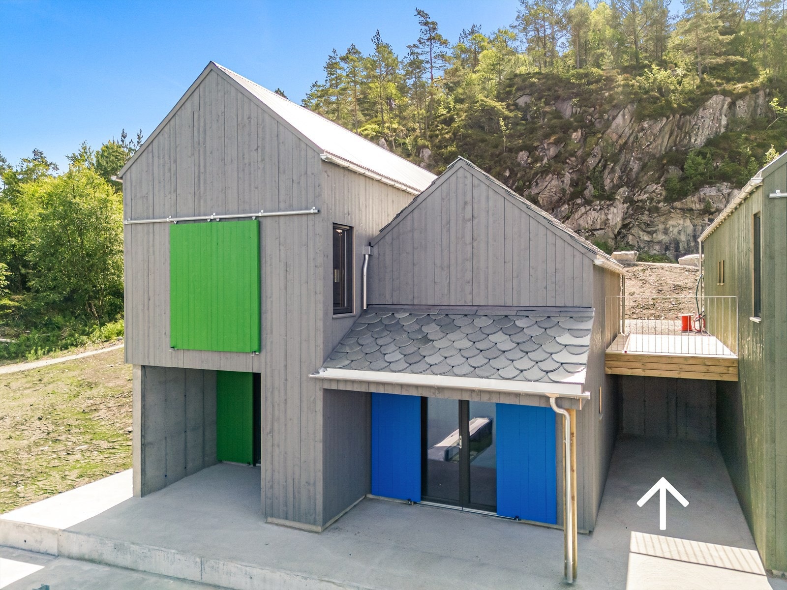 Areal under terrasse tilhørende naust 4A - grønt naust til høyre Galleribilde