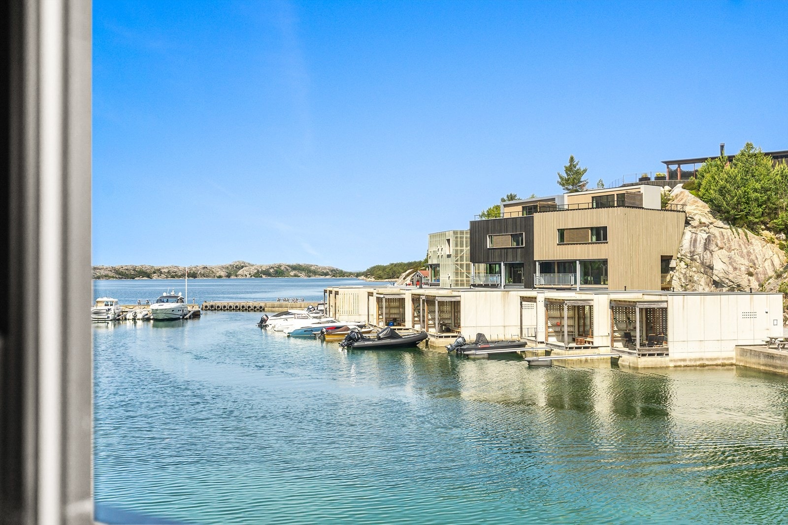 Utsikt mot fiskestovene og innløpet til Port Steingard Galleribilde