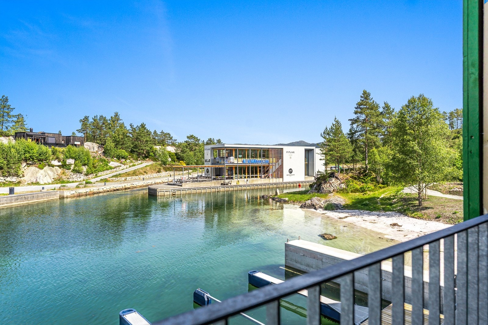 Utsikt mot Bryggekafeen Galleribilde