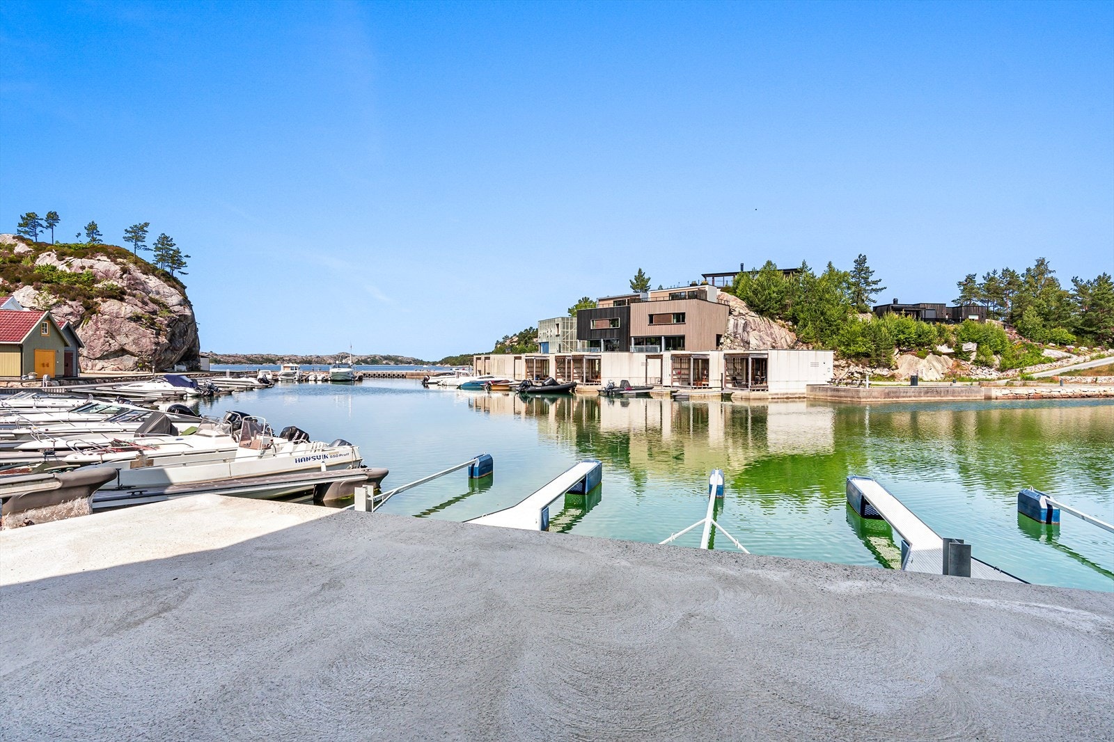 Perfekt å kunne ha båten rett utenfor naustet Galleribilde