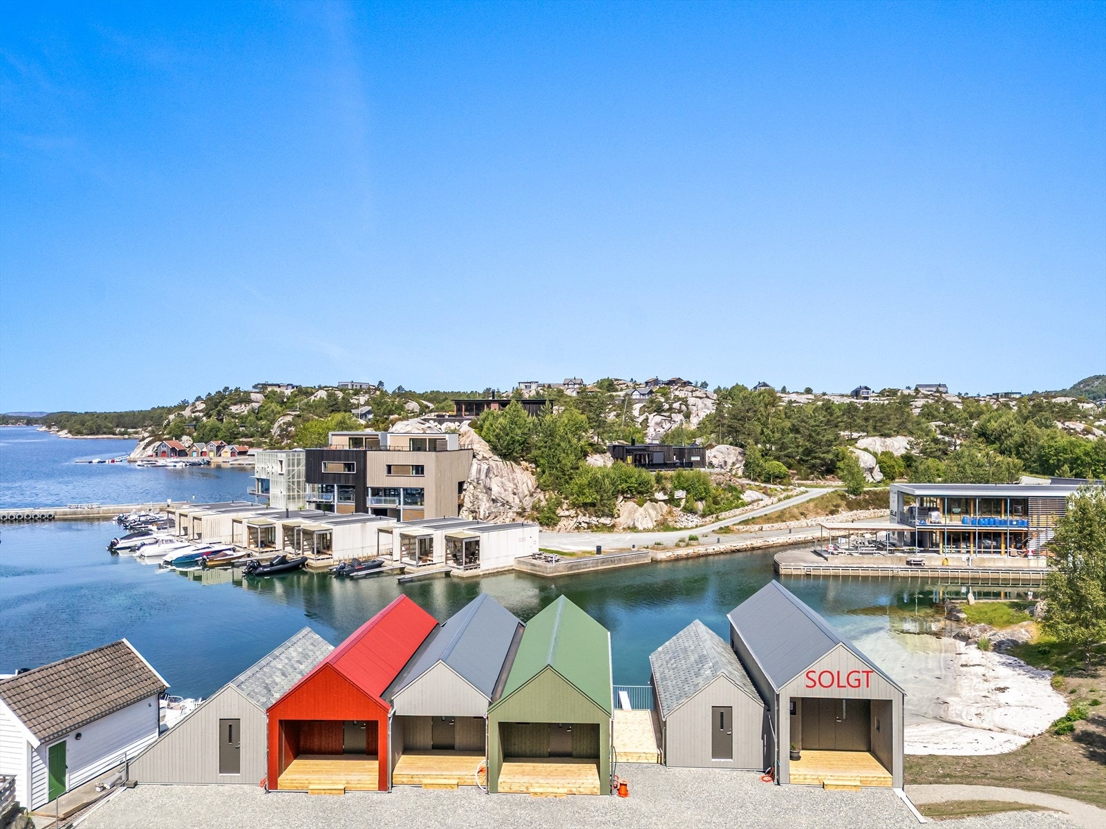 Innang til naustrom i 2 etg. + til begge frittstående naust (som i tillegg har inngang fra kaiplan) Galleribilde