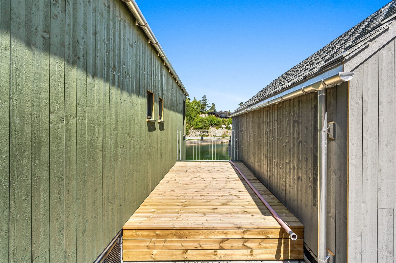 Uteplass tilhørende naust 4B (grønt naust til venstre) Galleribilde