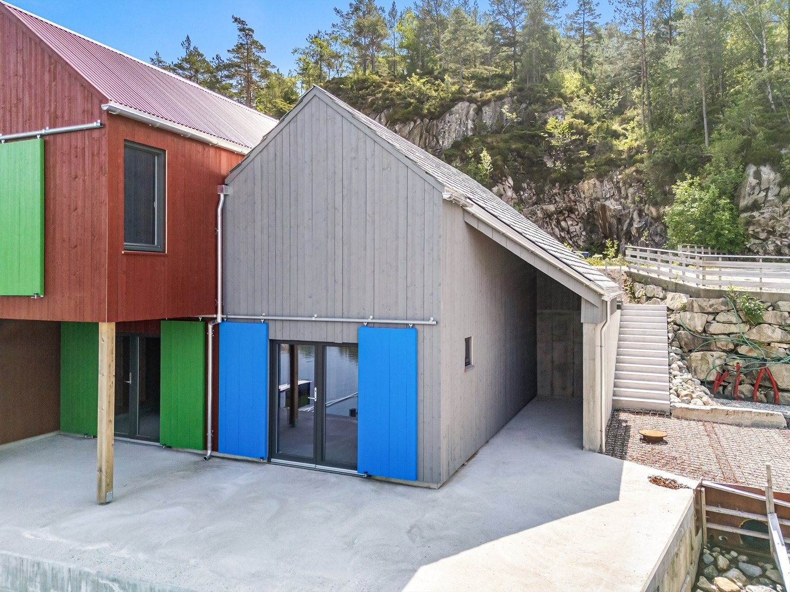 Naust nr 1 går over 2 etasjer + overbygg med lagringsplass Galleribilde