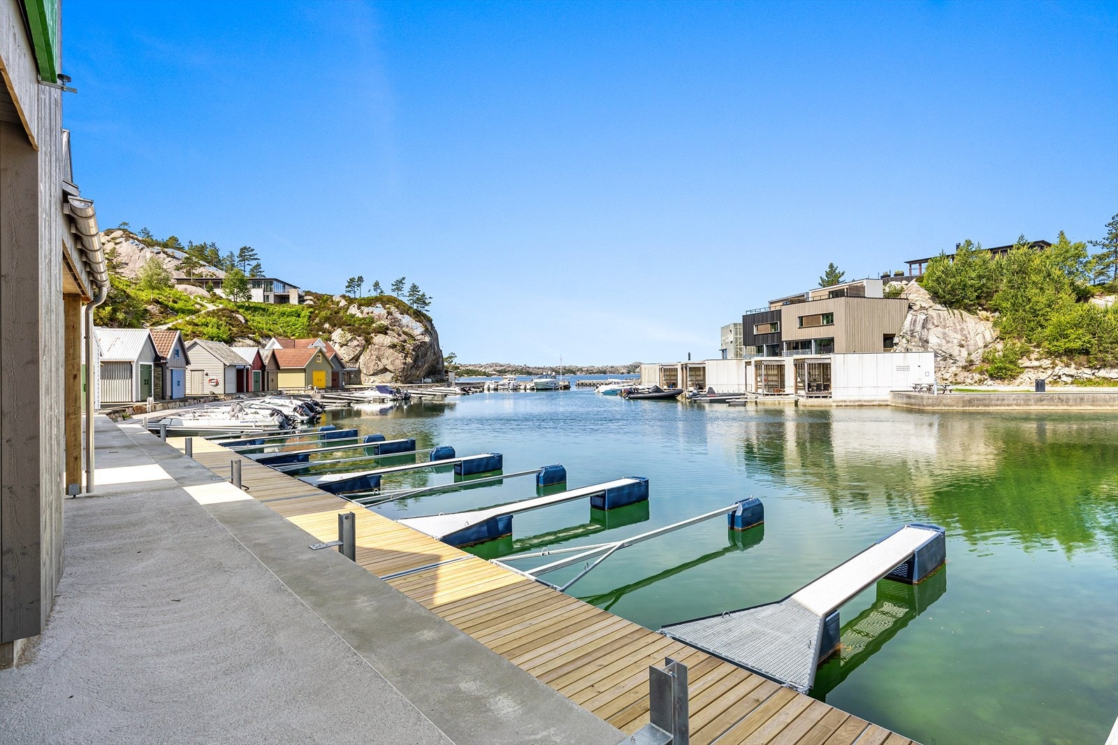 Det følger med 1 stk. båtplass til hver naust-andel Galleribilde