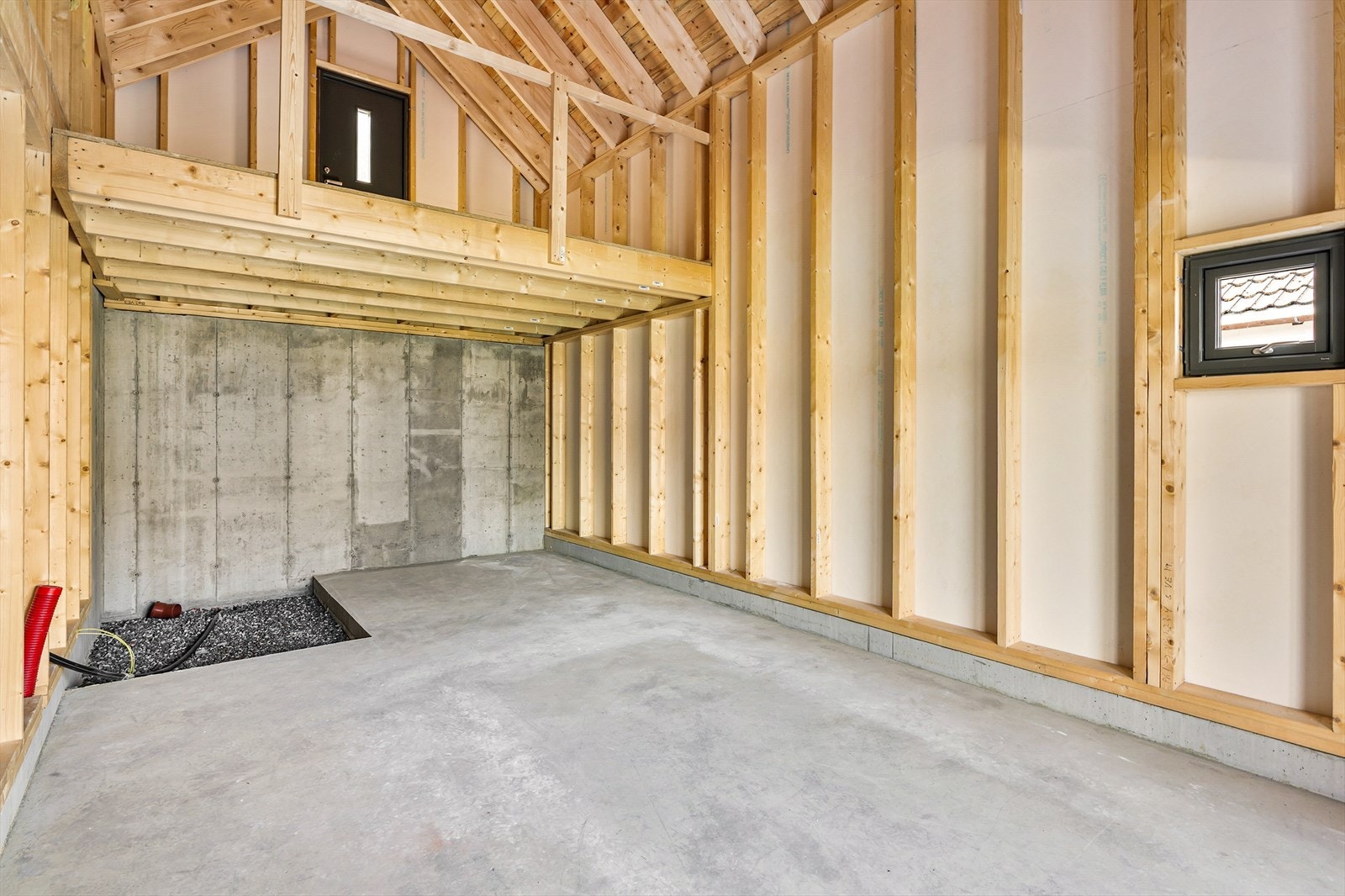 Naust 1: Tiltenkt bad/Wc har ikke betongdekke for å gi mulighet til å legge varmekabler Galleribilde