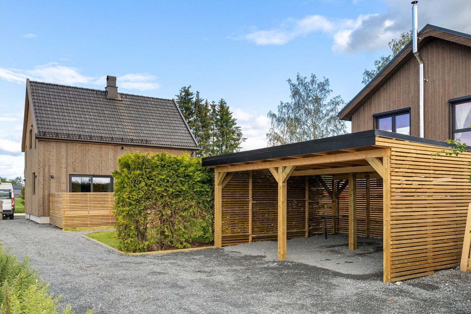 Carport med plass til to biler, samt ekstra parkering på egen gårdsplass - enkelt og lettvint i hverdagen. Galleribilde